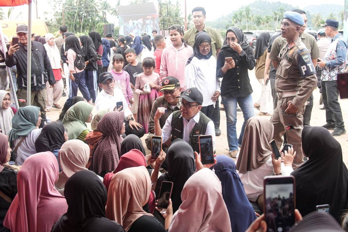 Pratikno melakukan peninjauan pembangunan hunian sementara (Huntara) korban bencana di Padang Pariaman