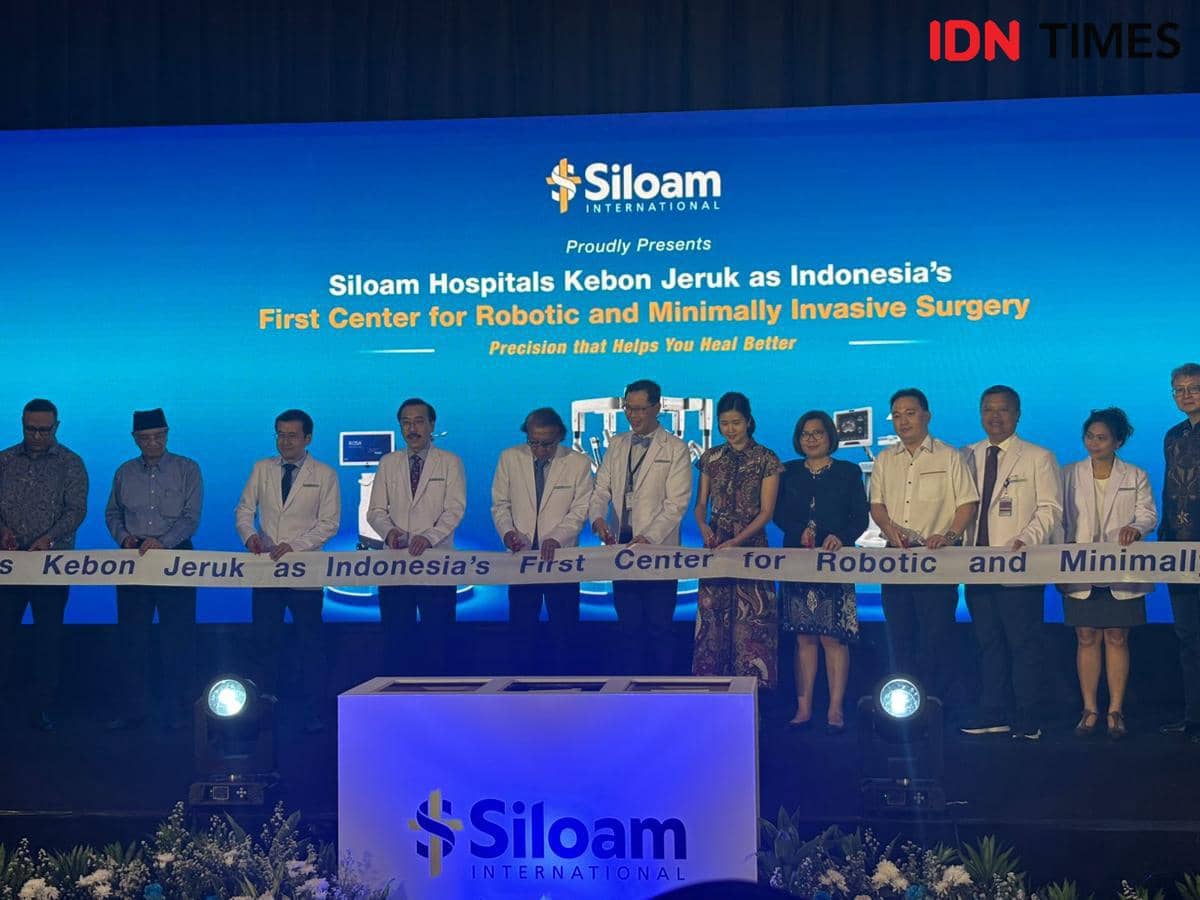 Siloam Hospitals Kebon Jeruk meresmikan Pusat Bedah Robotik dan Minimal Invasif pertama di Indonesia pada Selasa (16/12), di Jakarta.