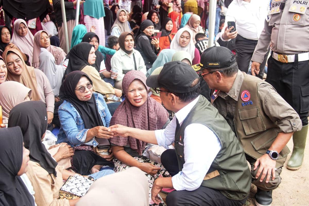  Pratikno melakukan peninjauan pembangunan hunian sementara (Huntara) korban bencana di Padang Pariaman