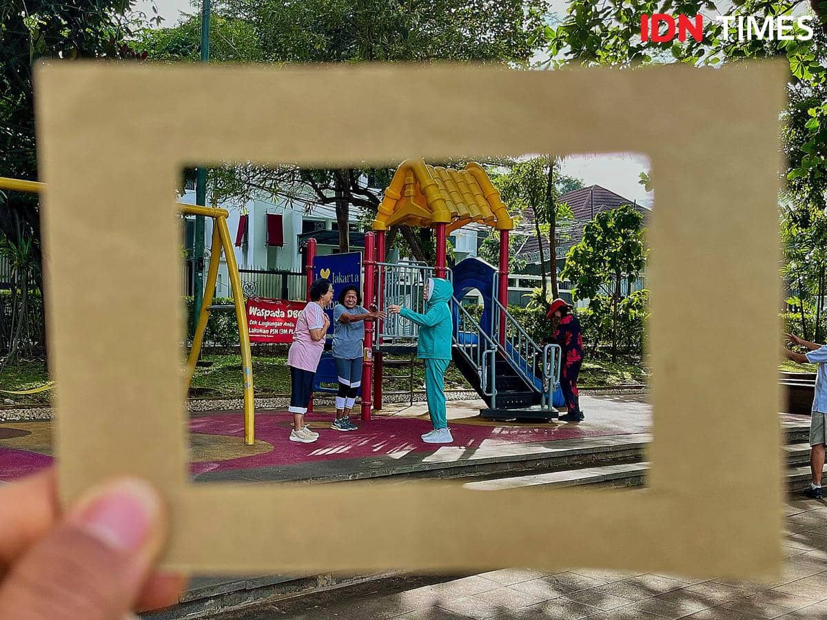 Sejumlah lansia mengikuti senam pagi dan aktivitas bersama di Taman Situ Lembang di kawasan Pusat Kota Jakarta, Jumat (24/10/2025). Kegiatan rutin tersebut menjadi bukti pentingnya pemanfaatan dan keberadaan ruang terbuka hijau biru (RTB) sebagai paru-paru kota di tengah padatnya bangunan ibu kota sebagai sarana aktivitas warga sekaligus upaya pelestarian lingkungan perkotaan. (IDN Times/Dhana Kencana)