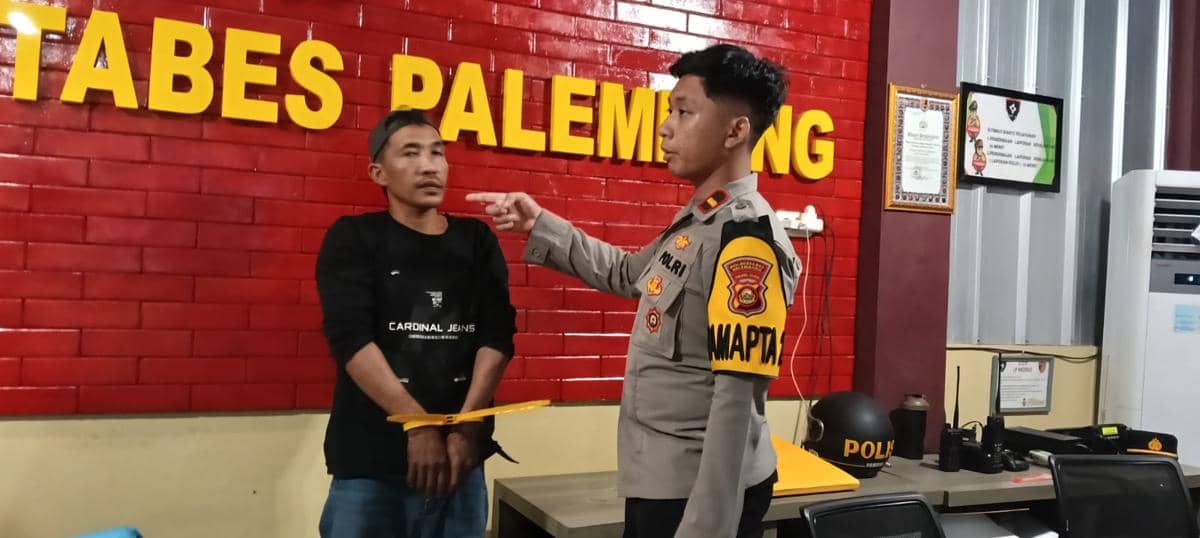 Pelaku KDRT bernama Chandra saat diserahkan ke Polrestabes Palembang