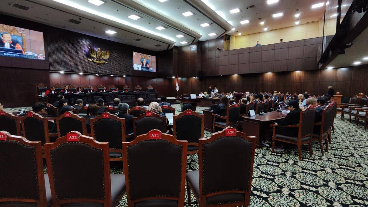 Tubagus Arman Maulana dan tim kuasa hukum saat menghadiri sidang soal uji materiil UU Hak Cipta di Gedung Mahkamah Konstitusi (MK), Jakarta Pusat (17/12/2025). (IDN Times/Yosafat Diva Bayu Wisesa)