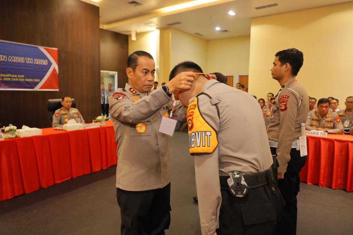 Kapolda Sumsel Irjen Andi Rian Djajadi saat memberikan arahan kepada anggotanya jelang Operasi Lilin Musi 2025 (Dok: Humas Polda Sumsel)