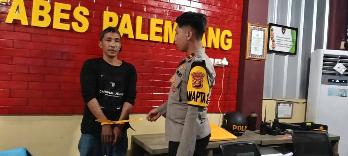 Pelaku KDRT bernama Chandra saat diserahkan ke Polrestabes Palembang