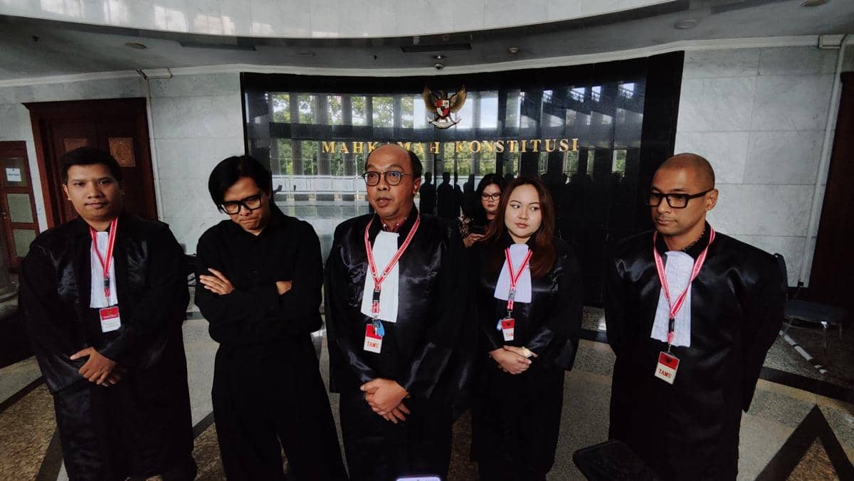 Tubagus Arman Maulana dan tim kuasa hukum saat menghadiri sidang soal uji materiil UU Hak Cipta di Gedung Mahkamah Konstitusi (MK), Jakarta Pusat (17/12/2025). (IDN Times/Yosafat Diva Bayu Wisesa)