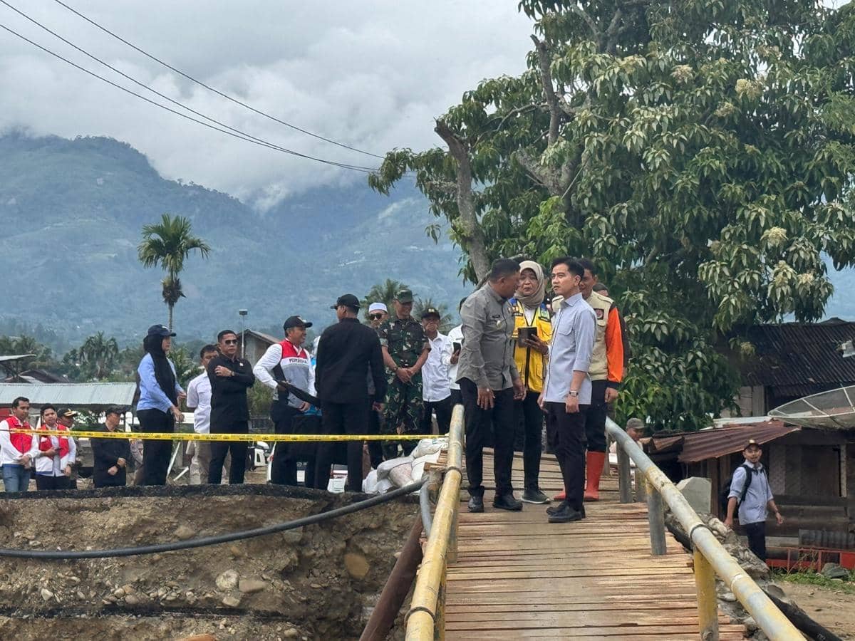 Kala Gibran Coba Seberangi Jembatan Kayu Darurat di Gayo Lues Aceh
