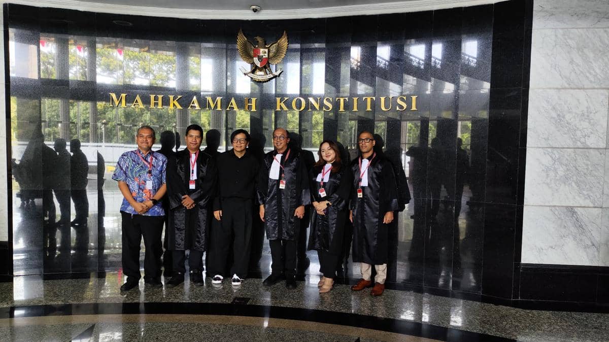 Tubagus Arman Maulana dan tim kuasa hukum saat menghadiri sidang soal uji materiil UU Hak Cipta di Gedung Mahkamah Konstitusi (MK), Jakarta Pusat (17/12/2025). (IDN Times/Yosafat Diva Bayu Wisesa)