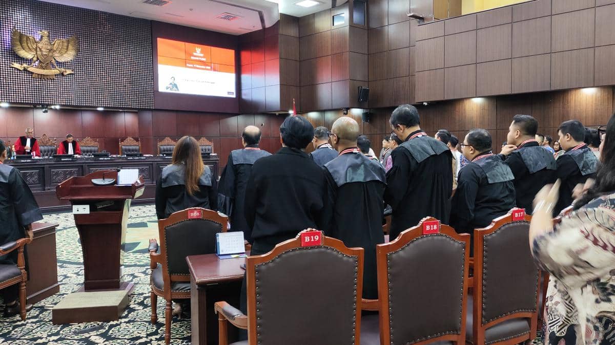 Tubagus Arman Maulana dan tim kuasa hukum saat menghadiri sidang soal uji materiil UU Hak Cipta di Gedung Mahkamah Konstitusi (MK), Jakarta Pusat (17/12/2025). (IDN Times/Yosafat Diva Bayu Wisesa)