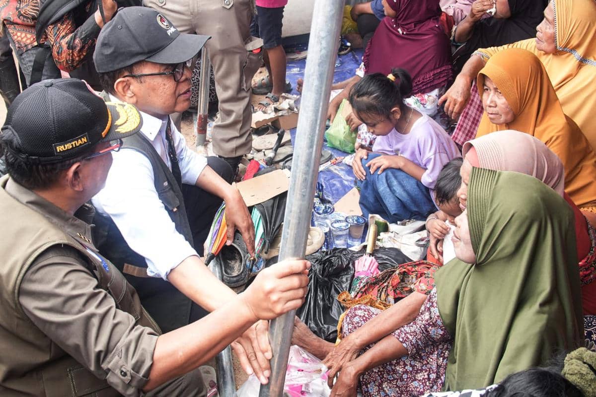 Pratikno melakukan peninjauan pembangunan hunian sementara (Huntara) korban bencana di Padang Pariaman