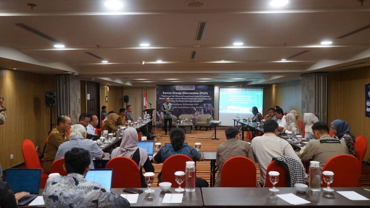 FGD PT Restorasi Ekosistem Indonesia (REKI) dengan Dinas Kehutanan Provinsi Sumsel tentang keberlanjutan hutan hujan dataran rendah yang tersisa di lanskap Meranti-Harapan di Hotel Aston Palembang, Selasa (16/12/2025).