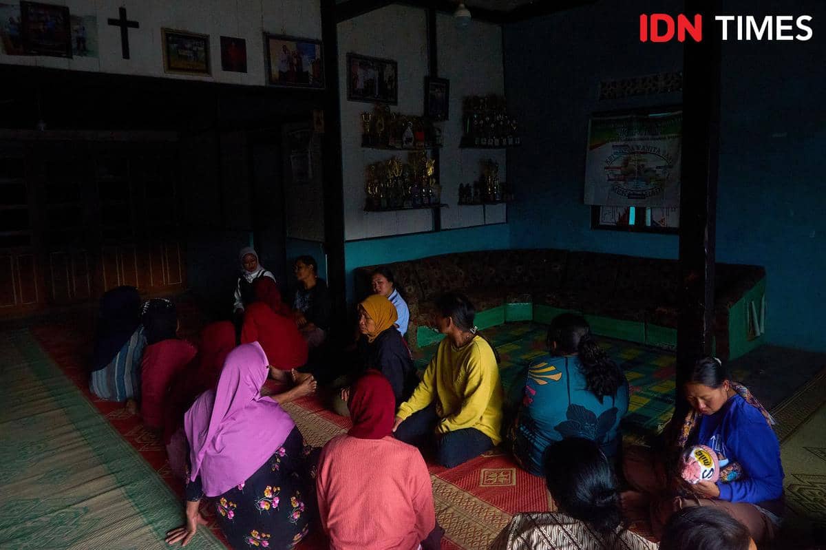 Sejumlah petani perempuan yang tergabung dalam kelompok wanita tani Mekar Abadi dengan beragam latar belakang pendidikan, agama, dan suku berkumpul mengadakan pertemuan rutin dan musyarawah mufakat di lereng Gunung Merbabu, Kota Salatiga, Kamis (9/10/2025). Meski berbeda, mereka tetap menjalin kebersamaan dan saling menghormati, yang merupakan potret nyata demokrasi yang tumbuh dari keseharian masyarakat akar rumput. (IDN Times/Dhana Kencana)