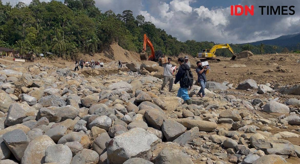 Warga di daerah Palembayan, Kabupaten Agam mengangkut bantuan yang diberikan oleh para dermawan.