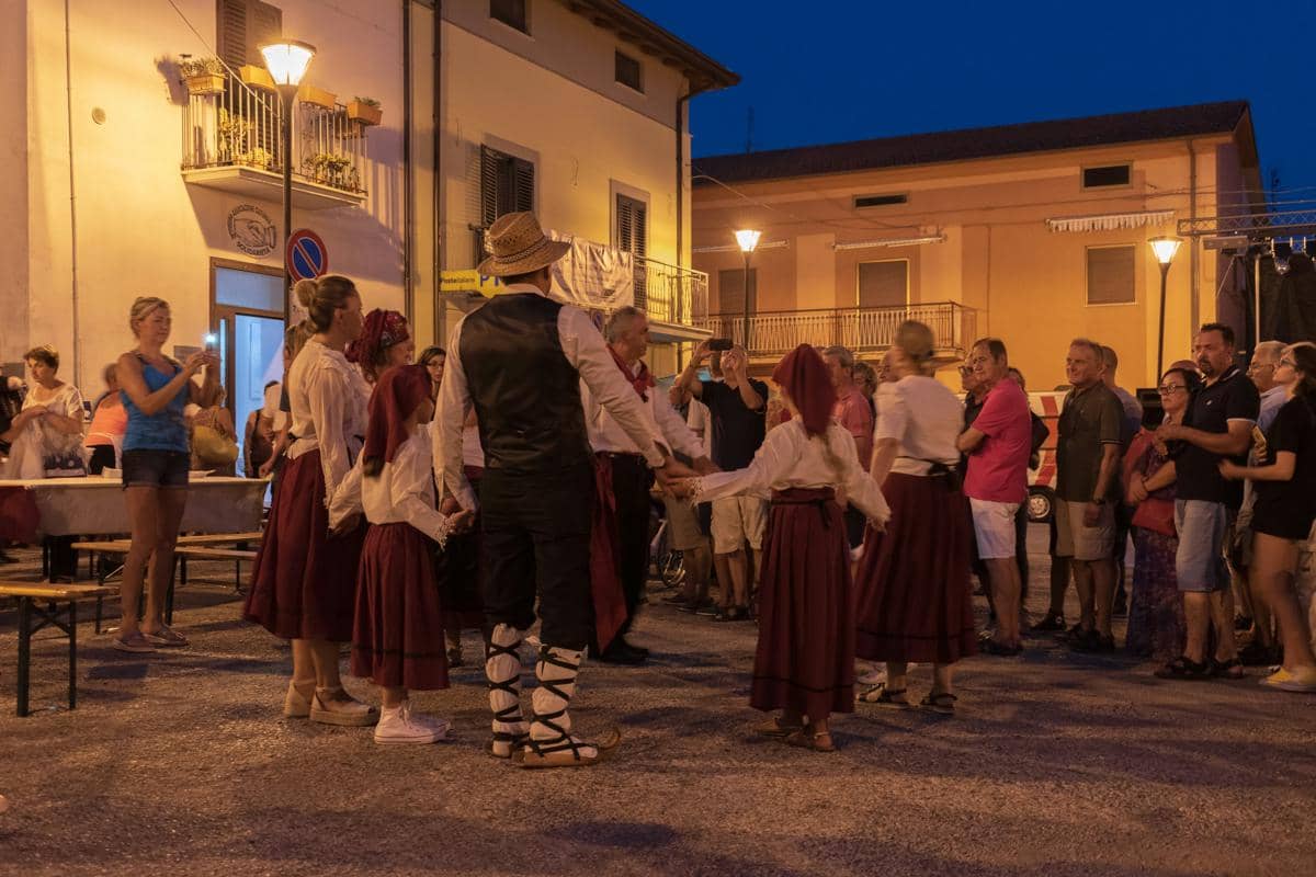 ilustrasi suasana festival berskala kecil di Motovun