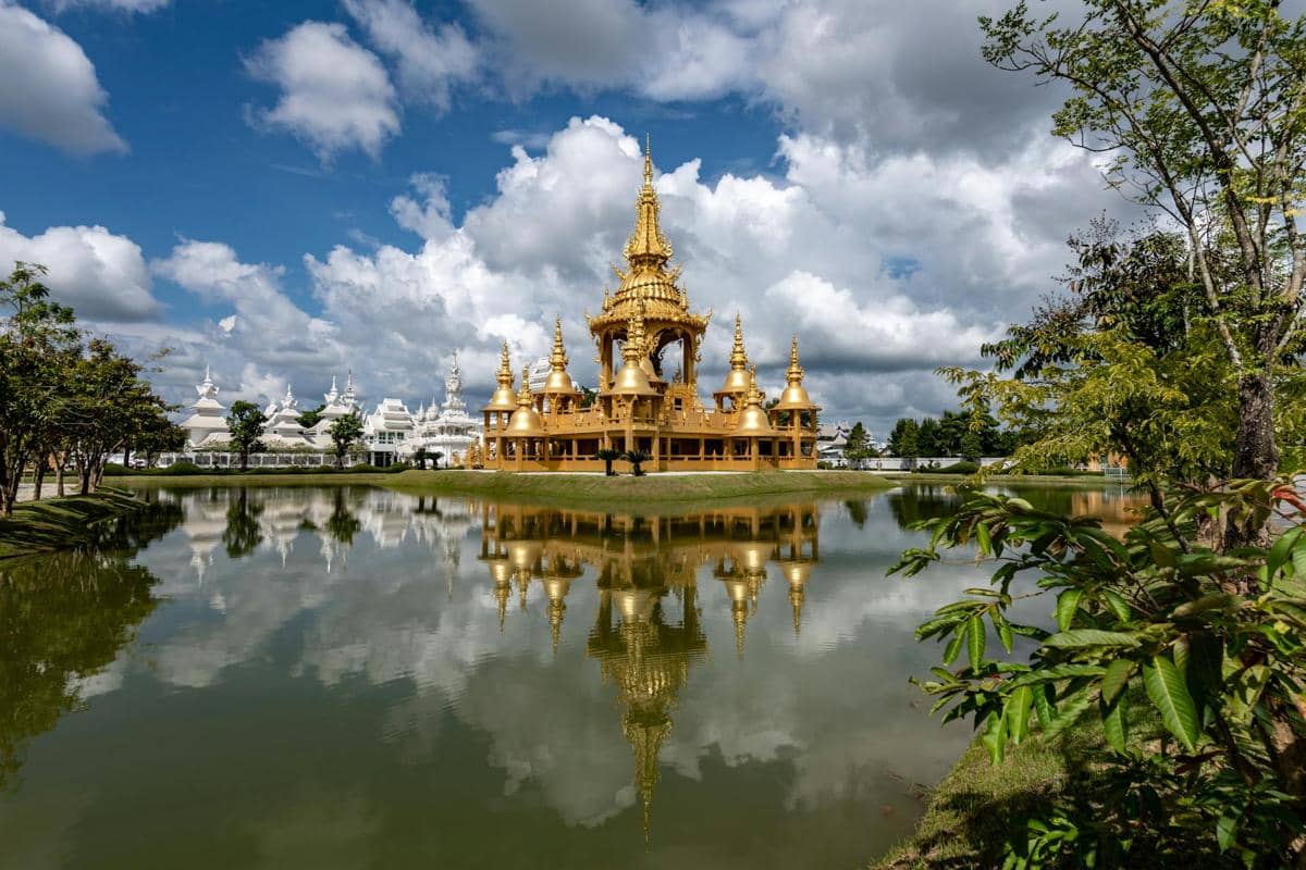 ilustrasi Wat Rong Khun, Chiang Rai 