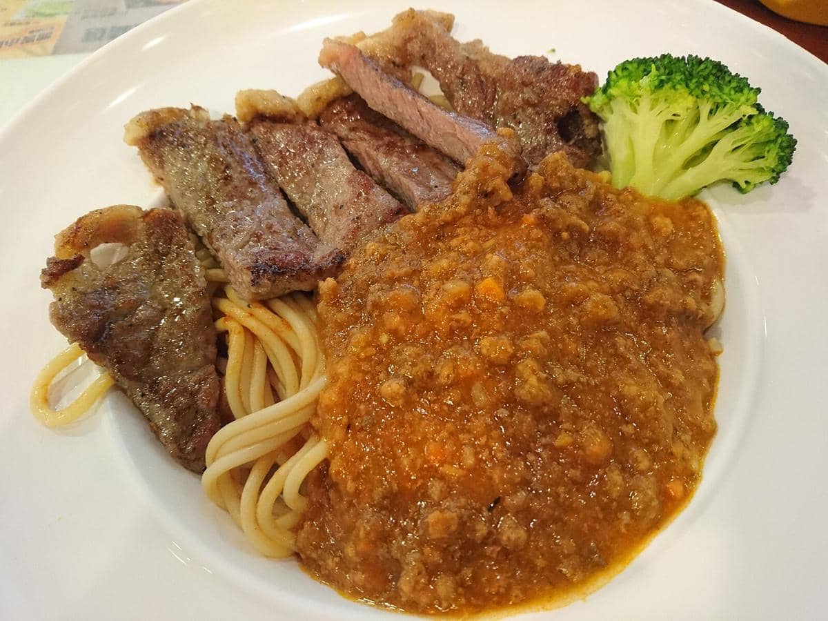 ilustrasi spaghetti bolognese smoked beef