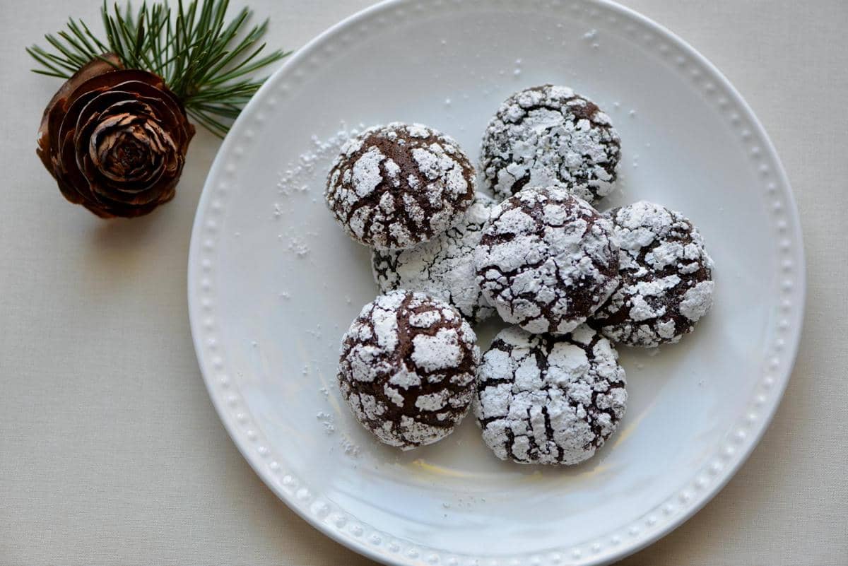 ilustrasi chocolate crinkle cookies low sugar
