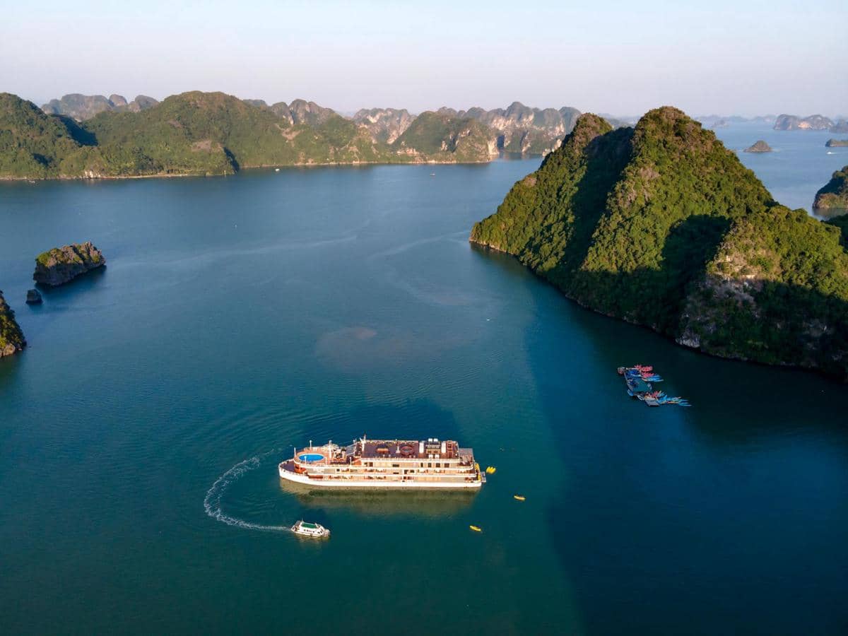 ilustrasi naik cruise di Ha Long Bay