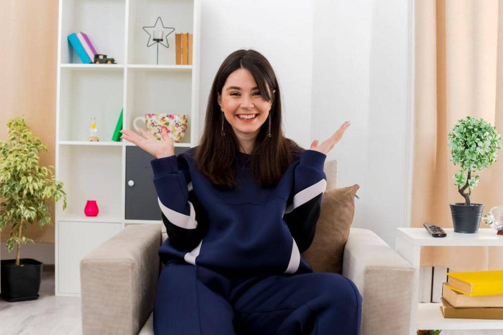 ilustrasi perempuan tersenyum lepas