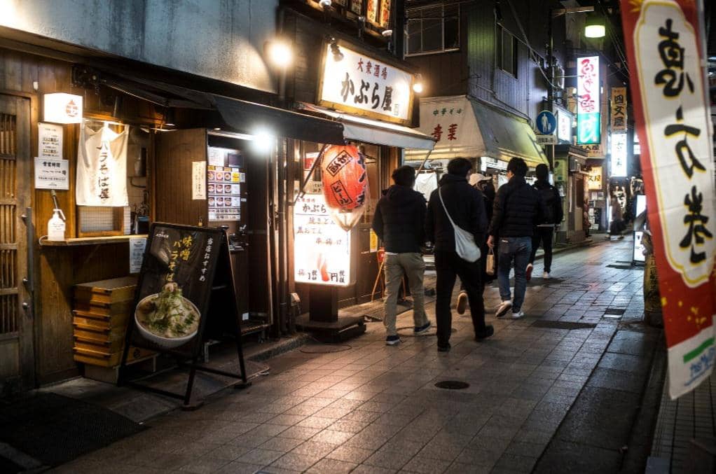 ilustrasi suasana malam hari di Jepang