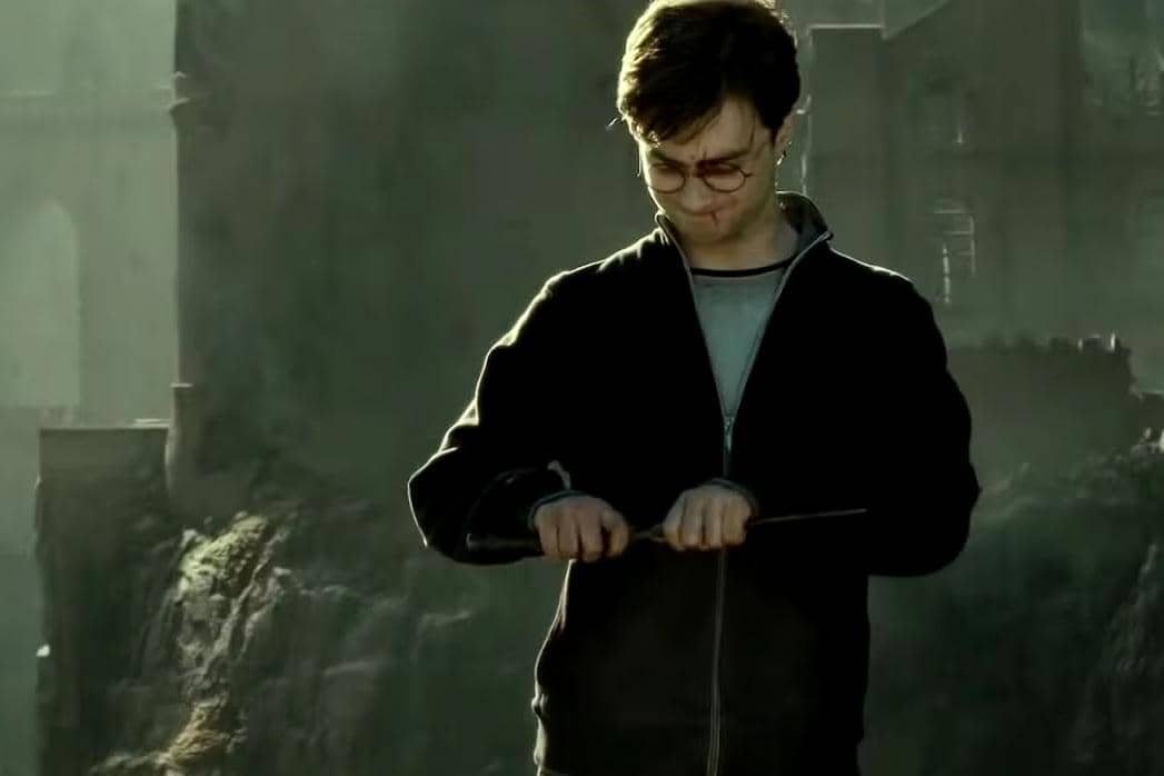 cuplikan adegan saat Harry mematahkan Tongkat Elder dalam film Harry Potter and the Deathly Hallows