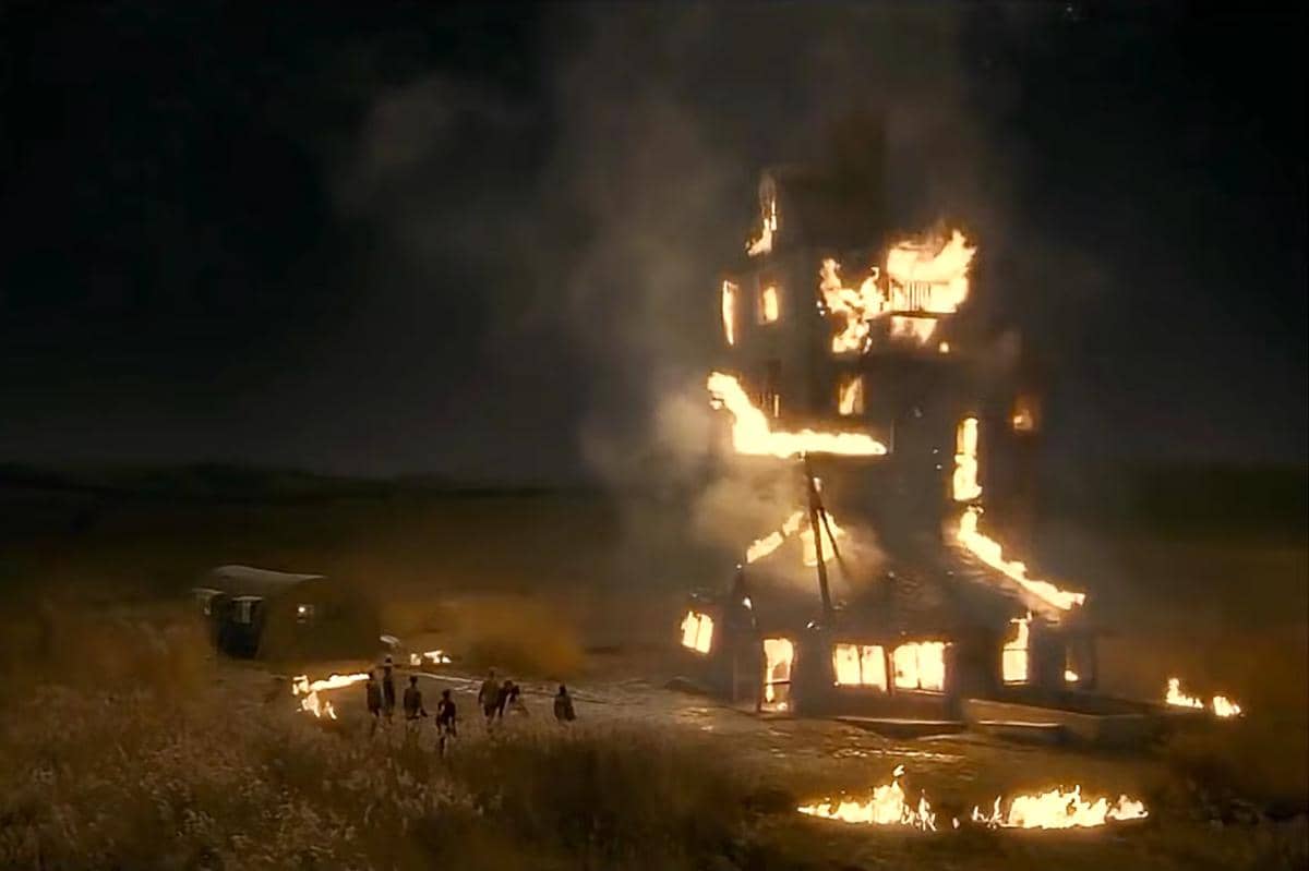 cuplikan adegan terbakarnya The Burrow dalam film Harry Potter and the Half-Blood Prince