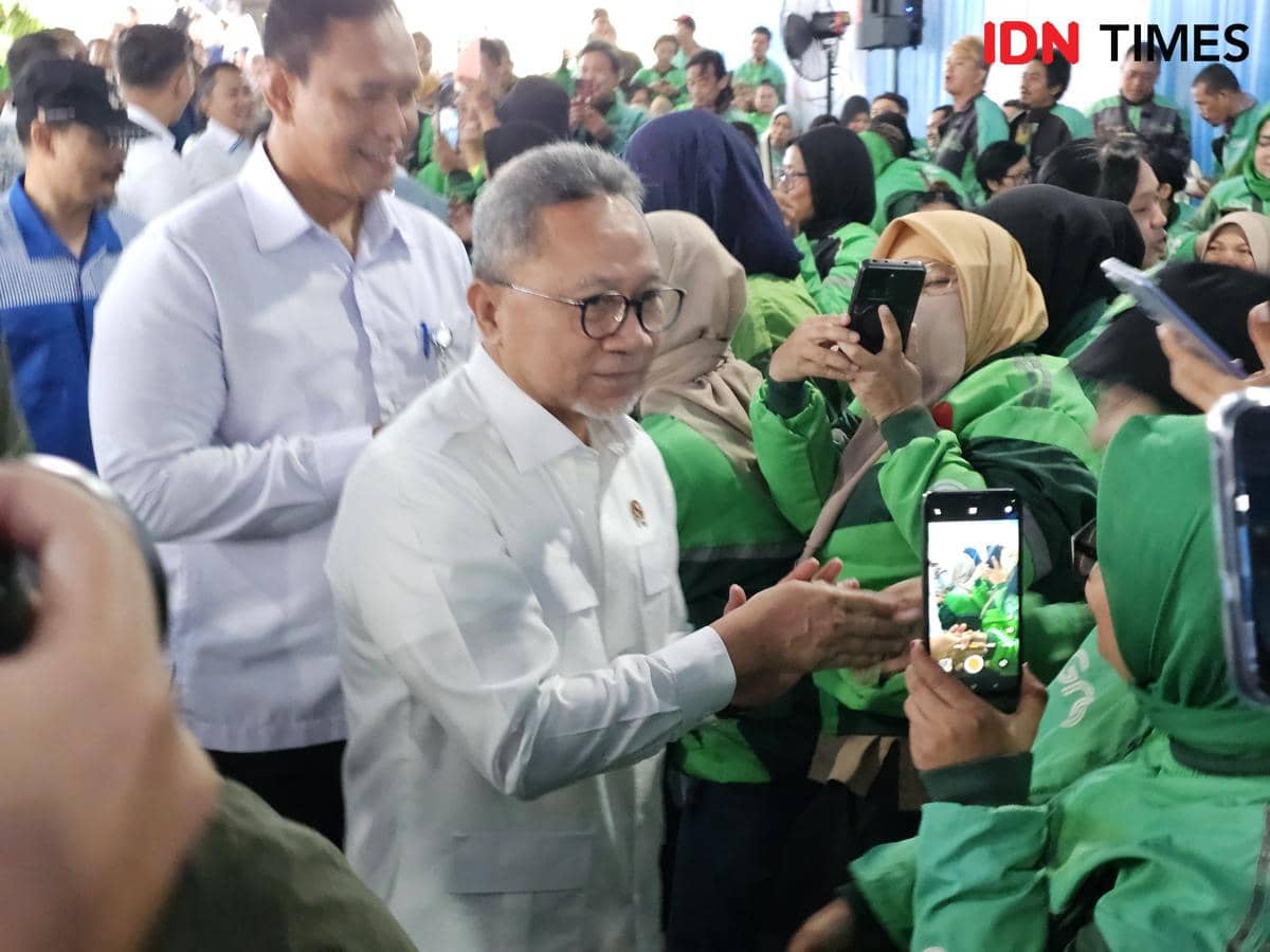 Menko Pangan, Zulkifli Hasan bagikan sembako murah untuk pengemudi ojol di Tangerang