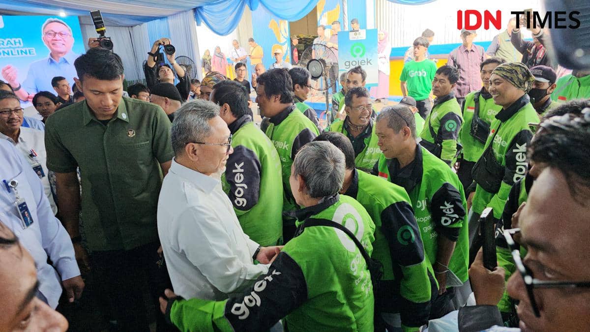 Menko Pangan, Zulkifli Hasan bagikan sembako murah untuk pengemudi ojol di Tangerang