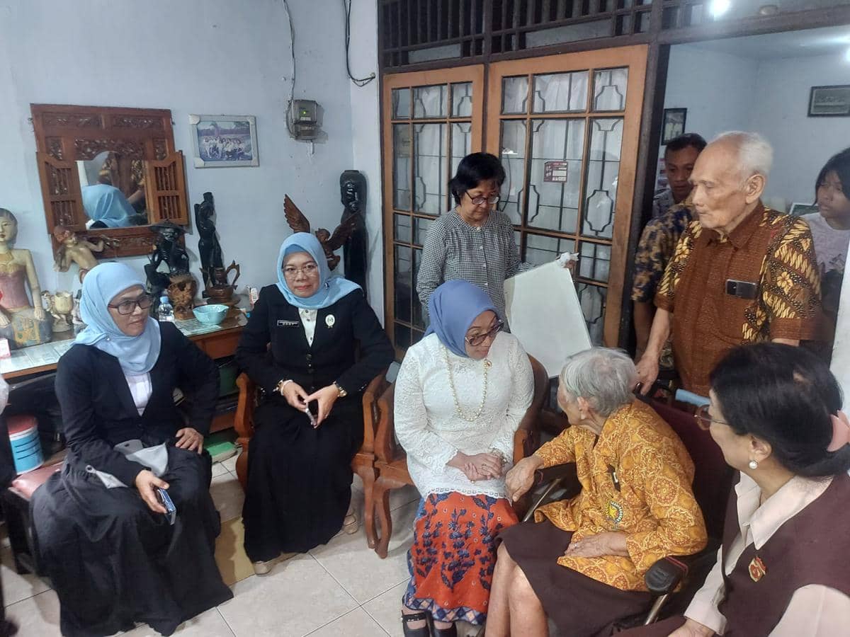 Menteri PPPA, Arifah Fauzi mengunjungi pejuang veteran wanita di Tangerang