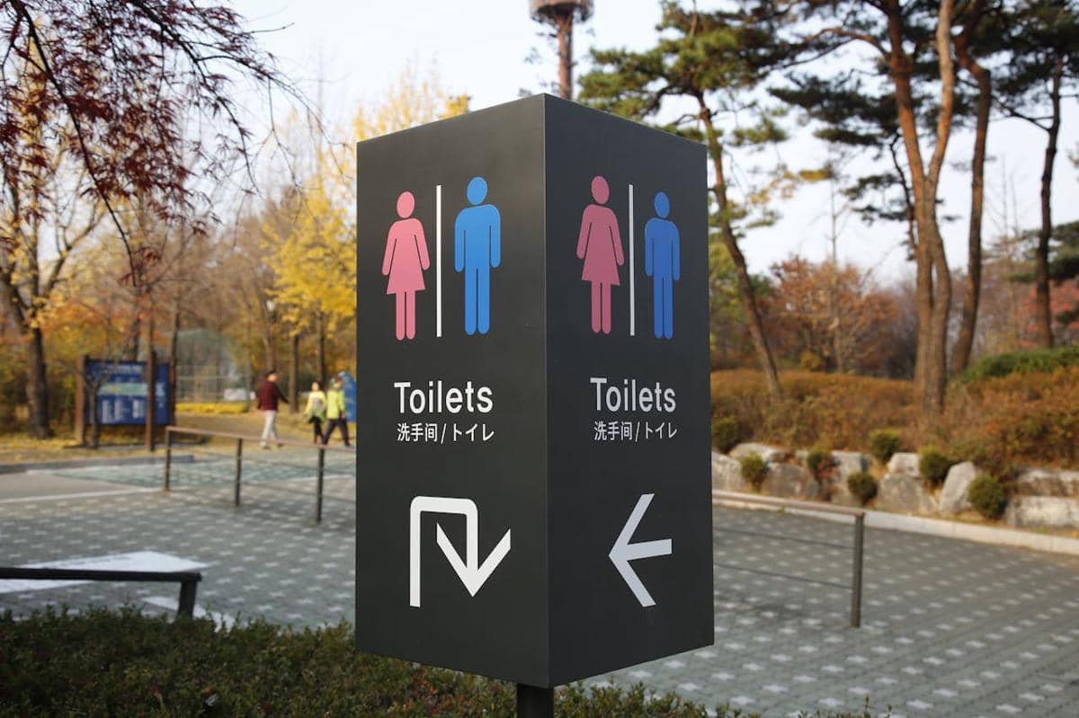 ilustrasi sebuah papan penanda toilet umum