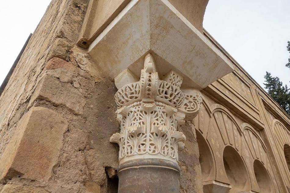 Detail arsitektur Madinat al-Zahra yang megah