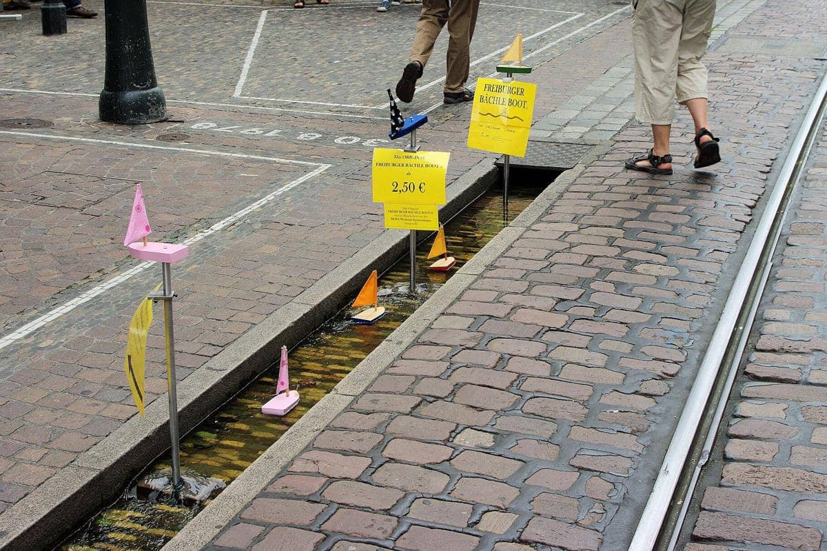 Selokan air atau Bächle di Kota Freiburg, Jerman