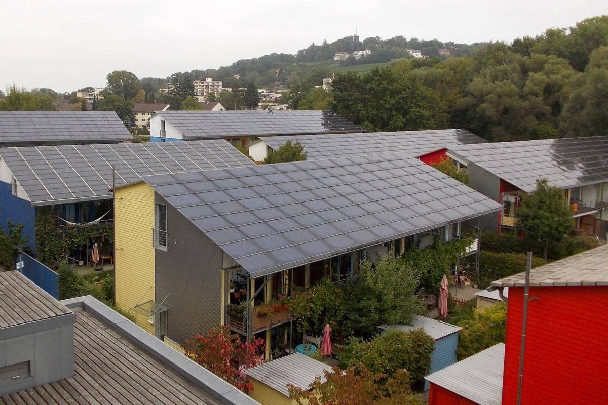 Bangunan memakai panel surya di Distrik Vauban, Kota Freiburg, Jerman