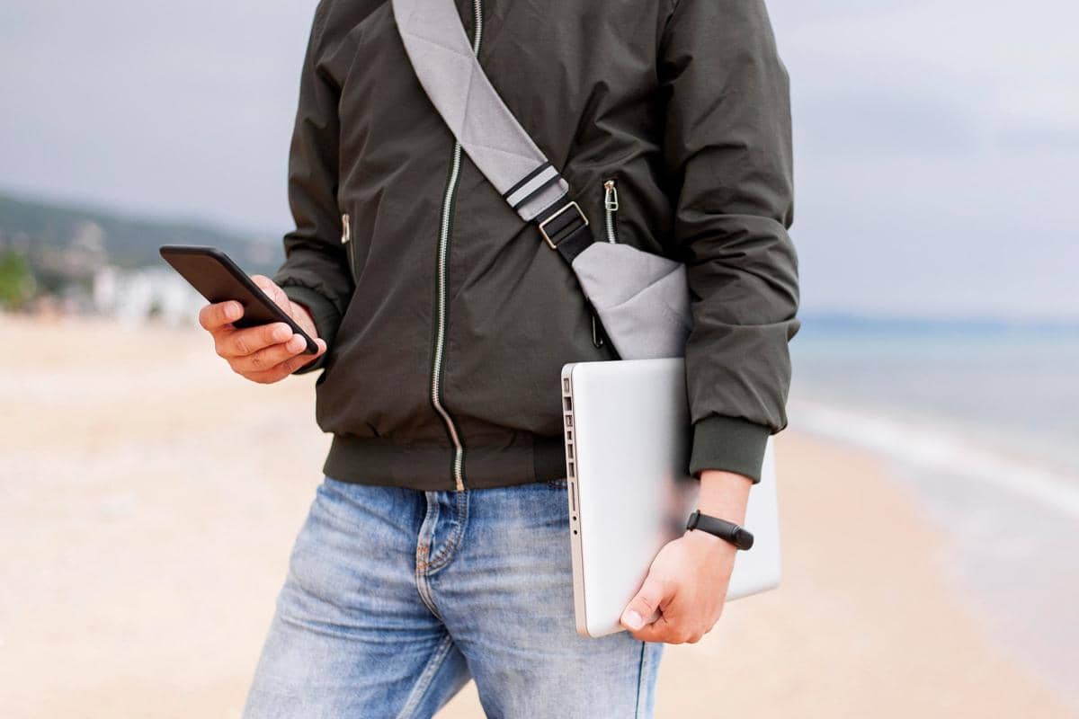 ilustrasi menggunakan sling bag