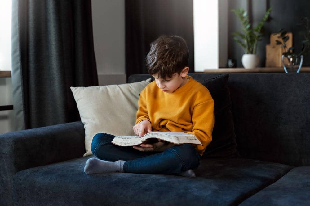 ilustrasi anak membaca buku