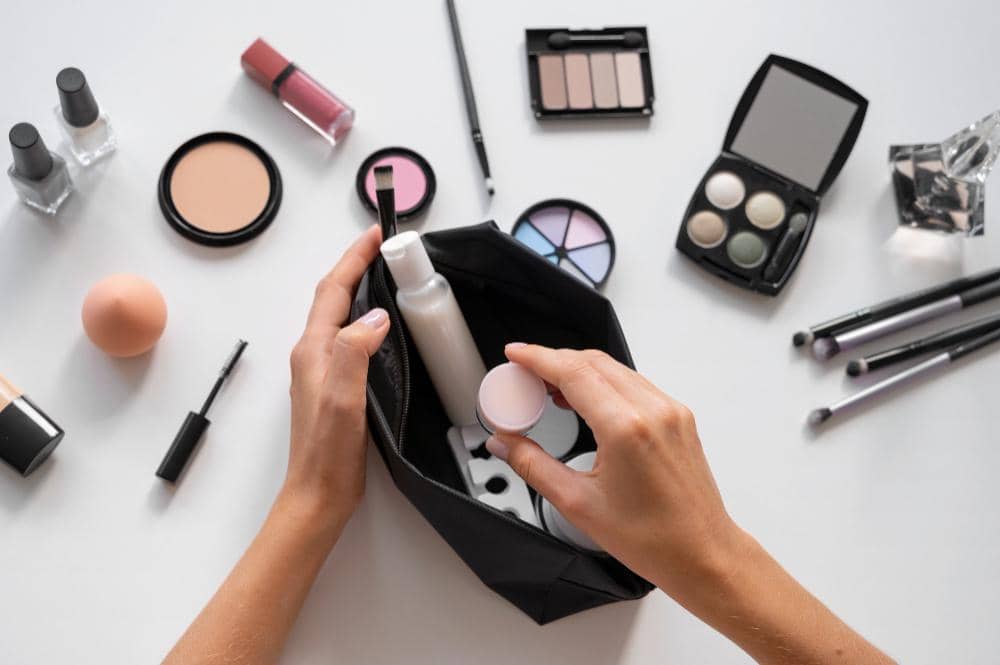 ilustrasi mengemas make up