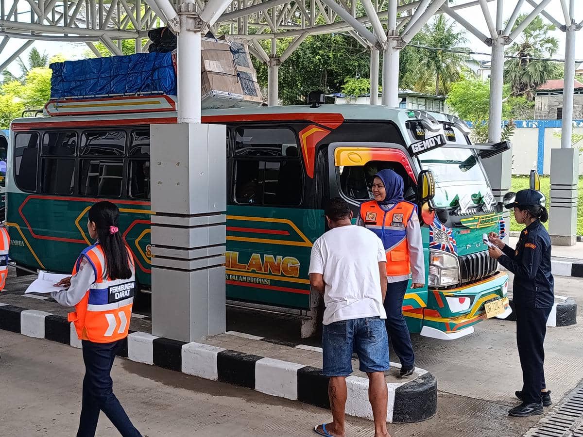 Aktivitas Terminal Bimoku Kupang jelang liburan Nataru. (IDN Times/Putra Bali Mula)