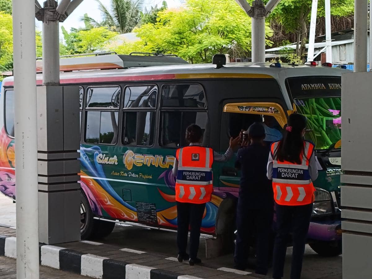 Aktivitas Terminal Bimoku Kupang jelang liburan Nataru. (IDN Times/Putra Bali Mula)