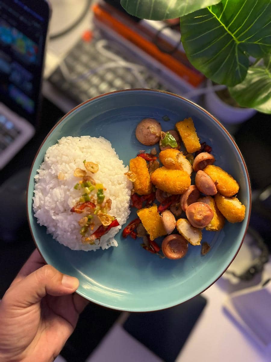 ilustrasi nasi dan nugget 