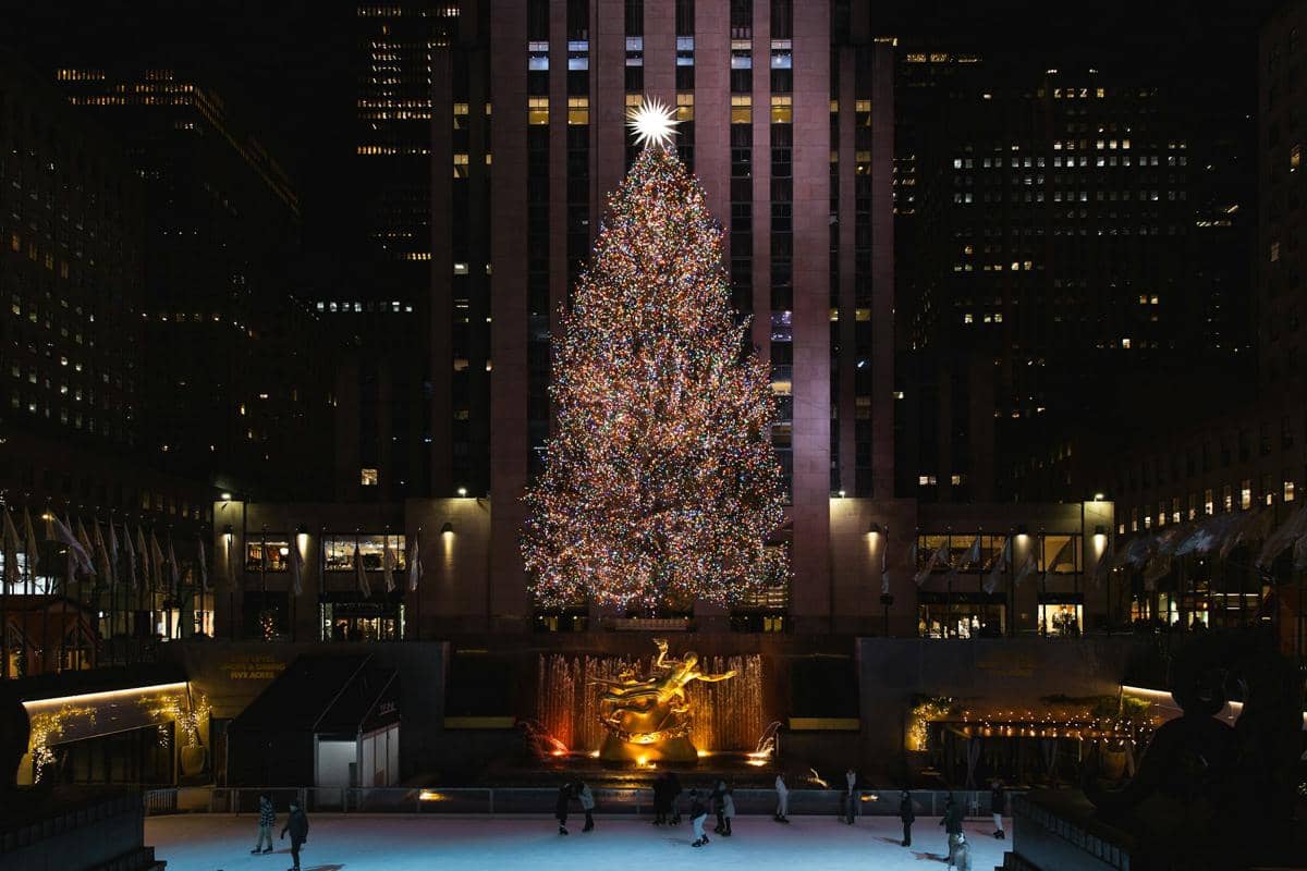ilustrasi pohon natal di Rockefeller Center 
