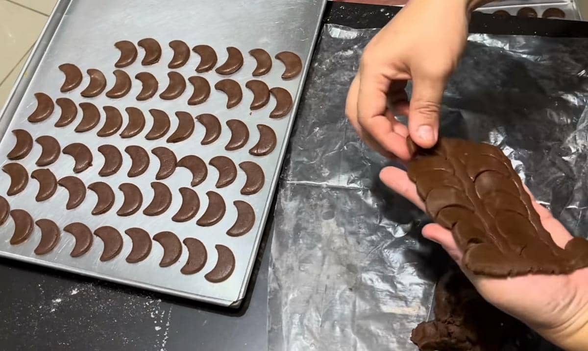 ilustrasi membentuk adonan 