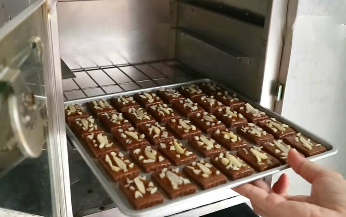 ilustrasi panggang adonan kue