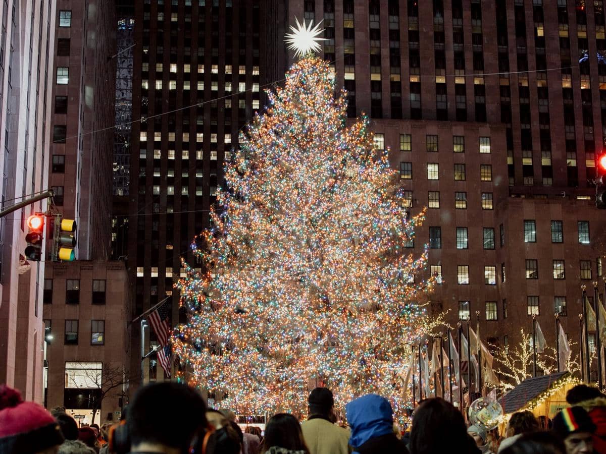 ilustrasi kenapa pohon Natal di Rockefeller Center sangat populer? 