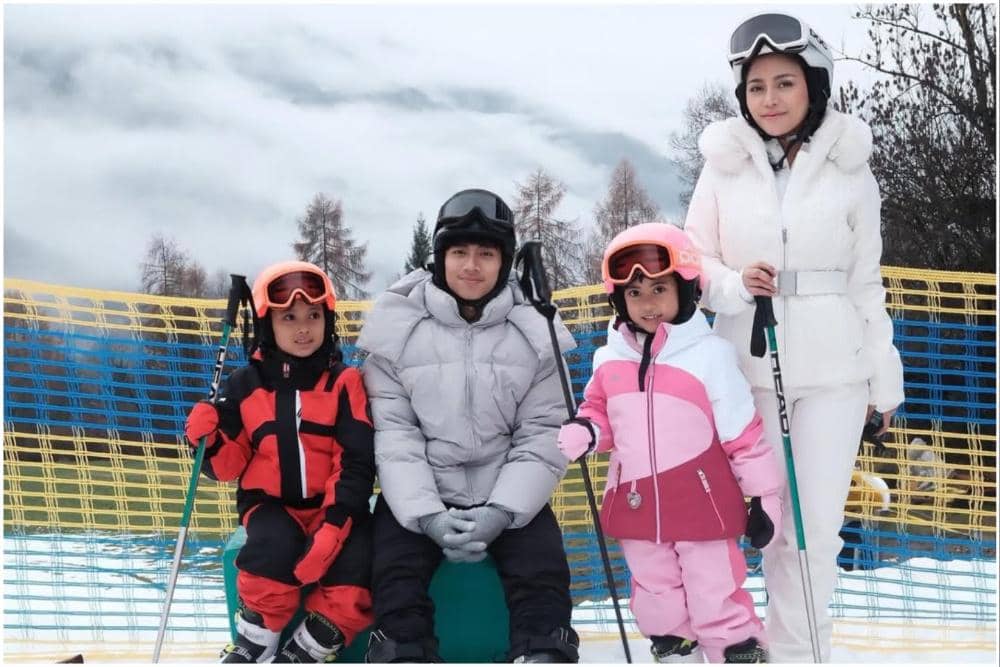 Keluarga Rachel Vennya main salju saat di Italia