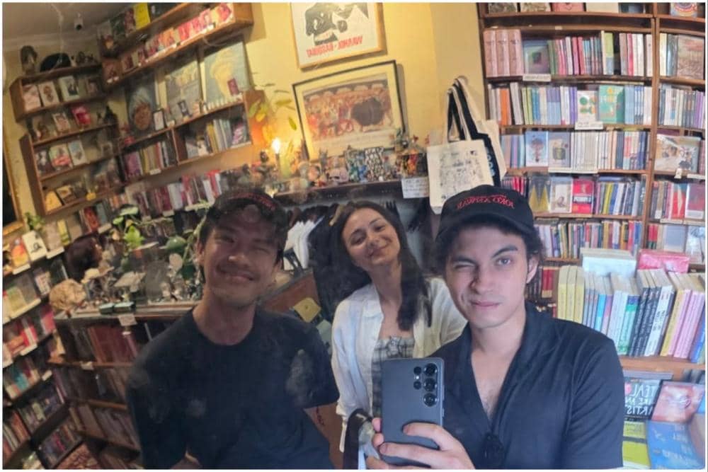 Omara Esteghlal ke toko buku bareng sahabat