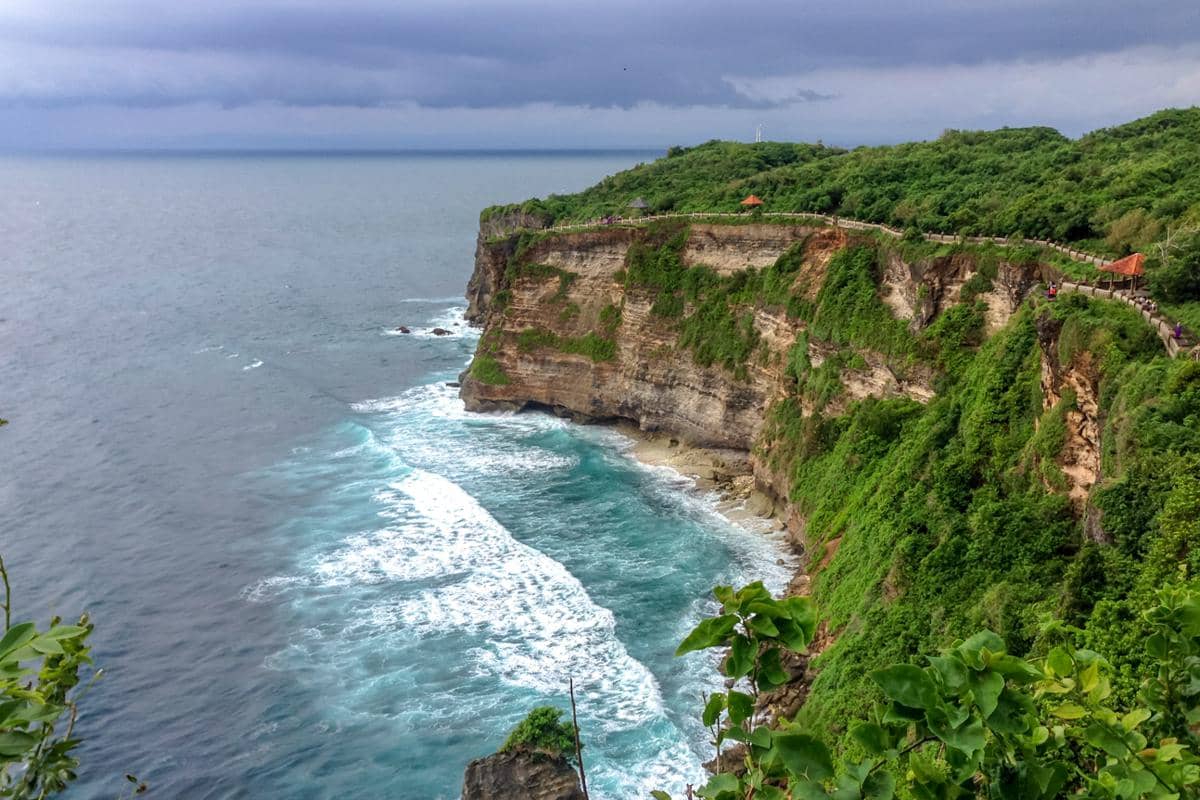 panorama pantai di kawasan Uluwatu (dok.pribadi/Natalia Indah)
