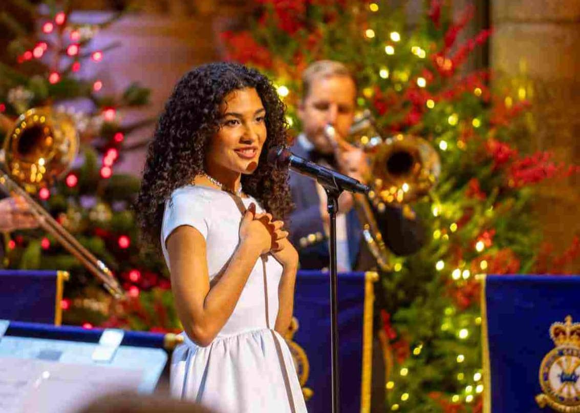 Olivia Dean tampil di Royal Carols: Together At Christmas di Westminster Abbey