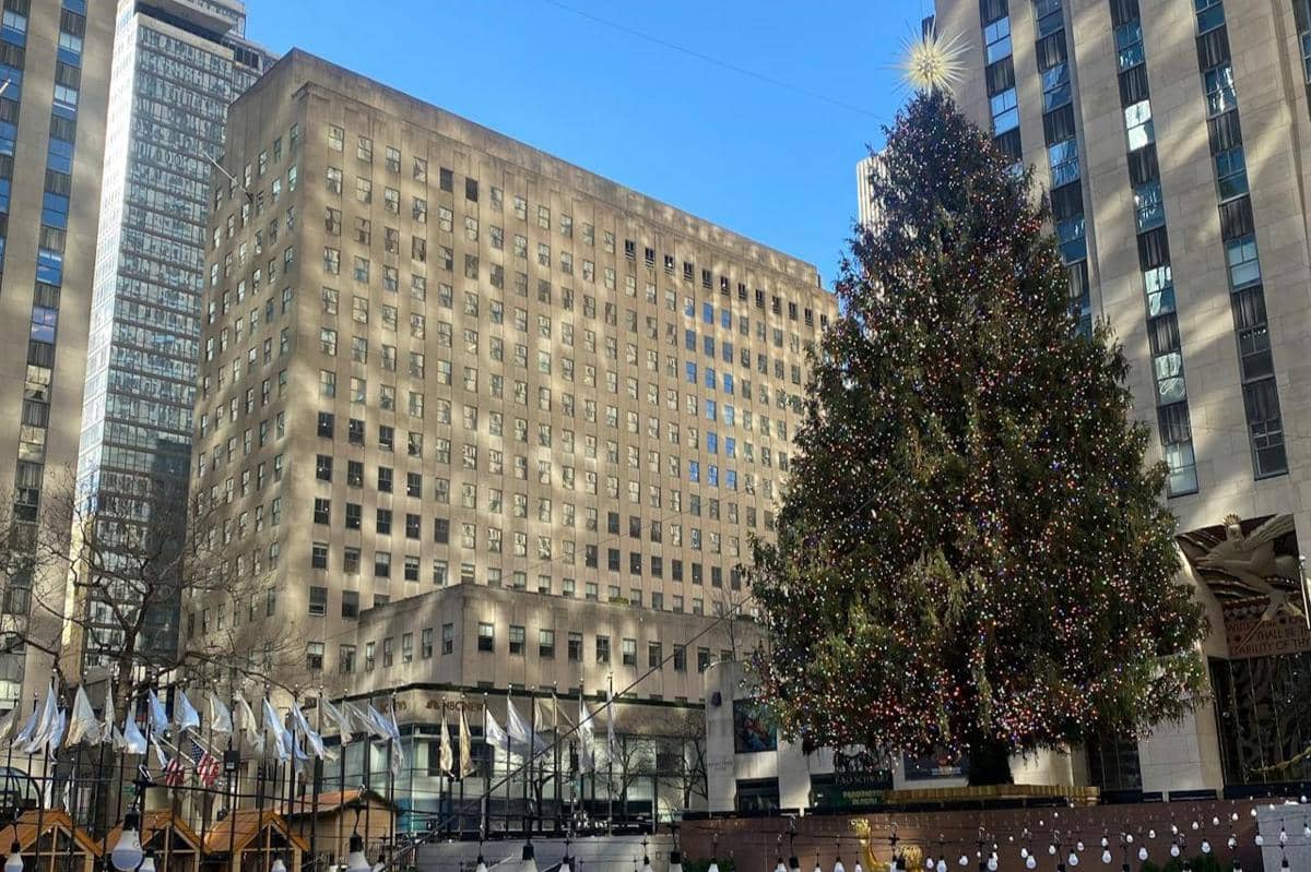 ilustrasi pohon natal di Rockefeller Center 