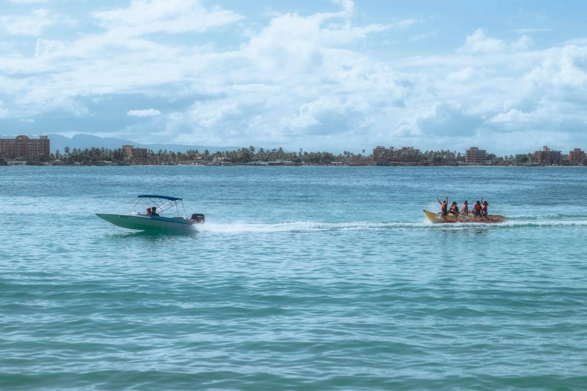 ilustrasi main banana boat (pexels.com/Katherine Zambrano Realza)