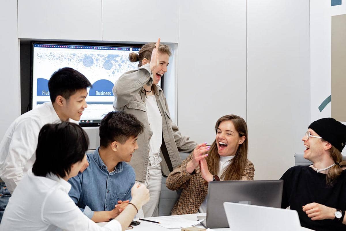 ilustrasi orang-orang yang berada di ruang rapat