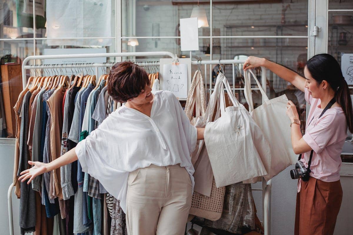 ilustrasi jobdesk fashion buyer butik lokal